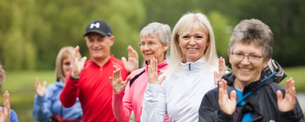 Des personnes pratiquant du cardio plein air avec sourire