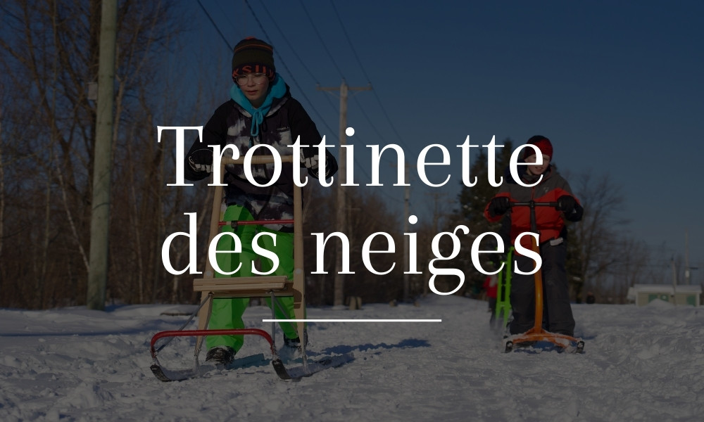 Des enfants en trottinette de neige en hiver